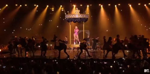 点亮亿万目光 揭秘征服10亿观众的舞台灯光与广告设计艺术